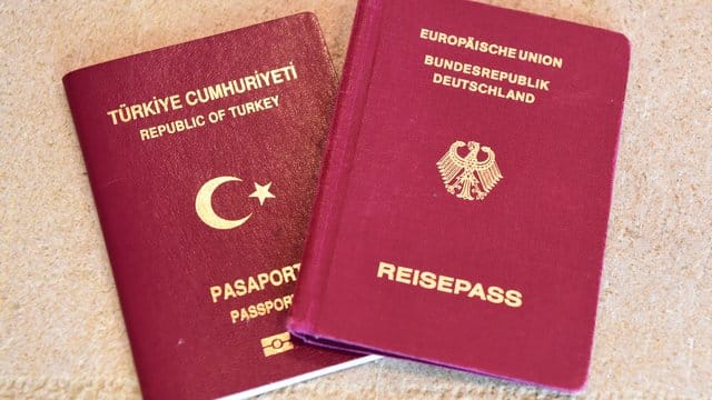 FDP-Chef Lindner plädiert dafür, der "Enkelgeneration" von Einwanderern die doppelte Staatsbürgerschaft zu verwehren. FDP-Chef Lindner plädiert dafür, der "Enkelgeneration" von Einwanderern die doppelte Staatsbürgerschaft zu verwehren.