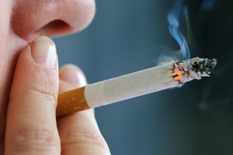 Zigarette: Wer raucht, hat ein erhöhtes Risiko, an Krebs zu erkranken.