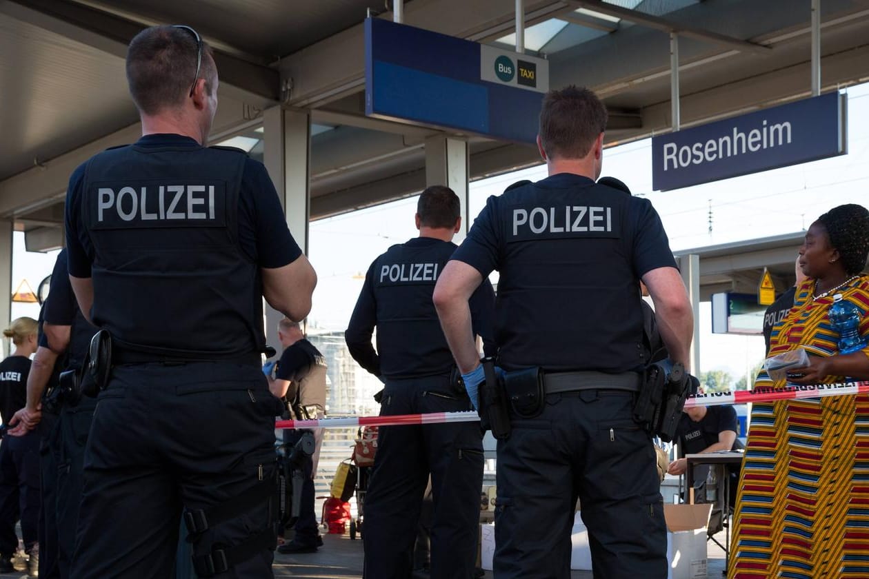 Beamte der Bundespolizei kontrollieren aus Italien kommende Euro-City Züge am Bahnhof Rosenheim (Archivbild): Laut der Aussage eines Zeugen nach haben Beamte der Bundespolizei in der Öffentlichkeit fremdenfeindliche Sprüche geäußert und den Hitlergruß gezeigt.
