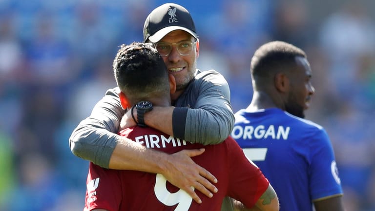 Gut gelaunt nach dem Sieg gegen Leicester: Liverpool-Trainer Jürgen Klopp (hi.) umarmt Torschütze Roberto Firmino.