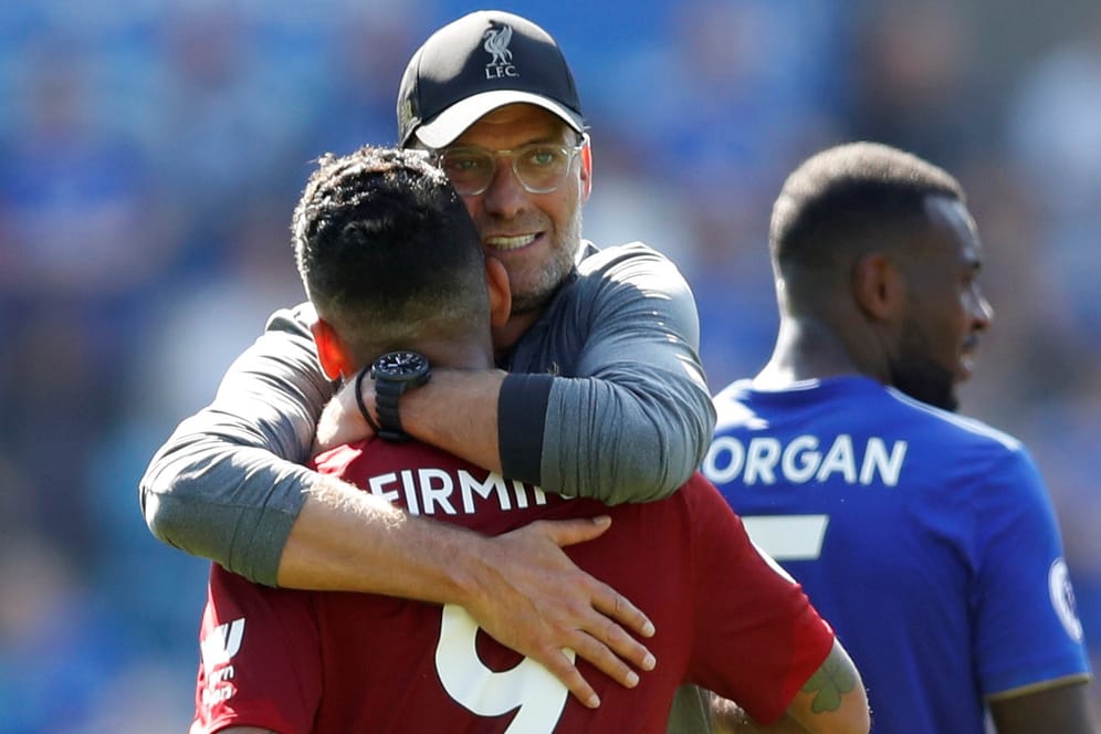 Gut gelaunt nach dem Sieg gegen Leicester: Liverpool-Trainer Jürgen Klopp (hi.) umarmt Torschütze Roberto Firmino.