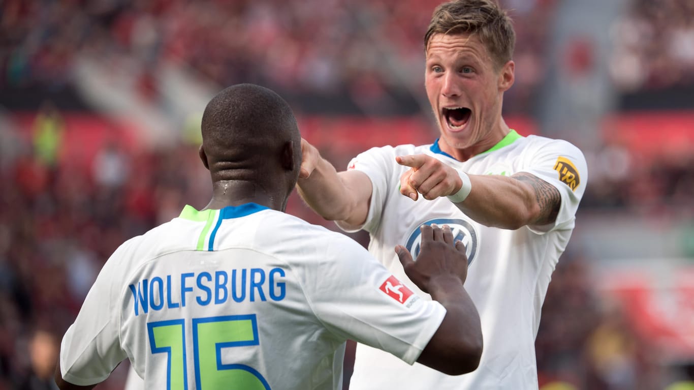 Torschütze Wout Weghorst (r.) bedankt sich bei Vorbereiter Jerome Roussillon: Mit dem VfL Wolfsburg feierten sie den zweiten Sieg.
