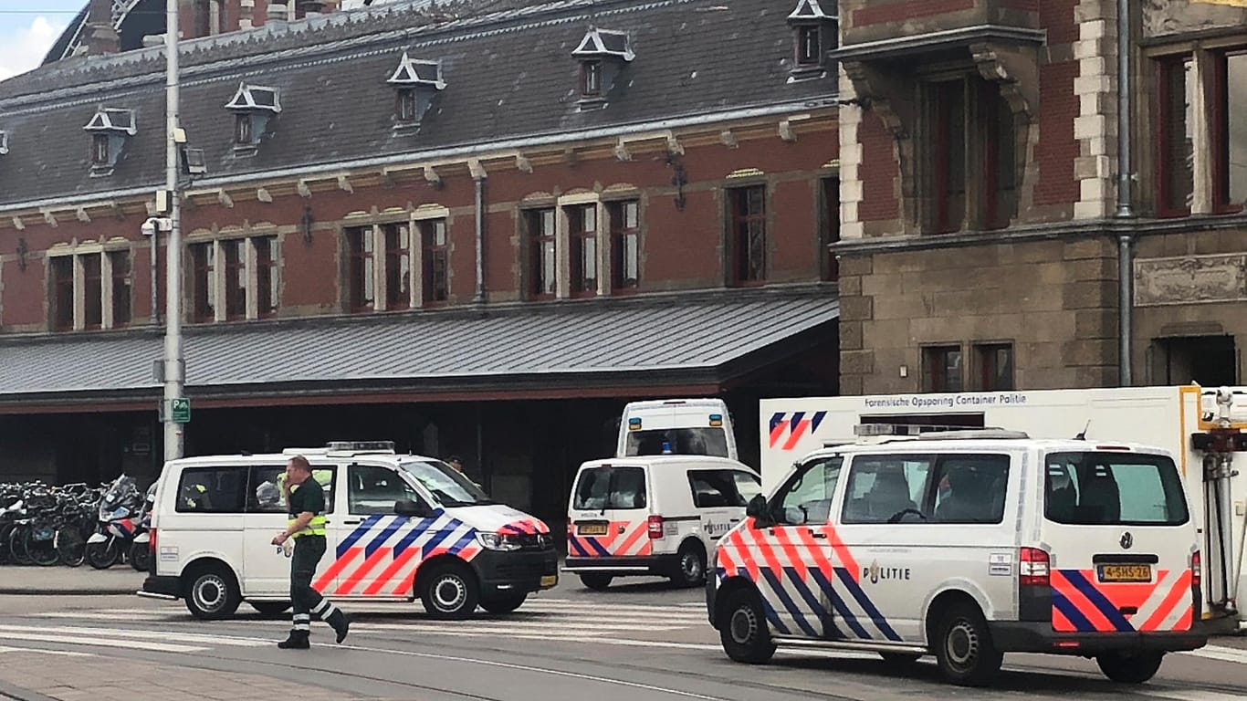 Tatort am Amsterdamer Hauptbahnhof: Der mutmaßliche Messerstecher hat eine deutsche Aufenthaltserlaubnis.