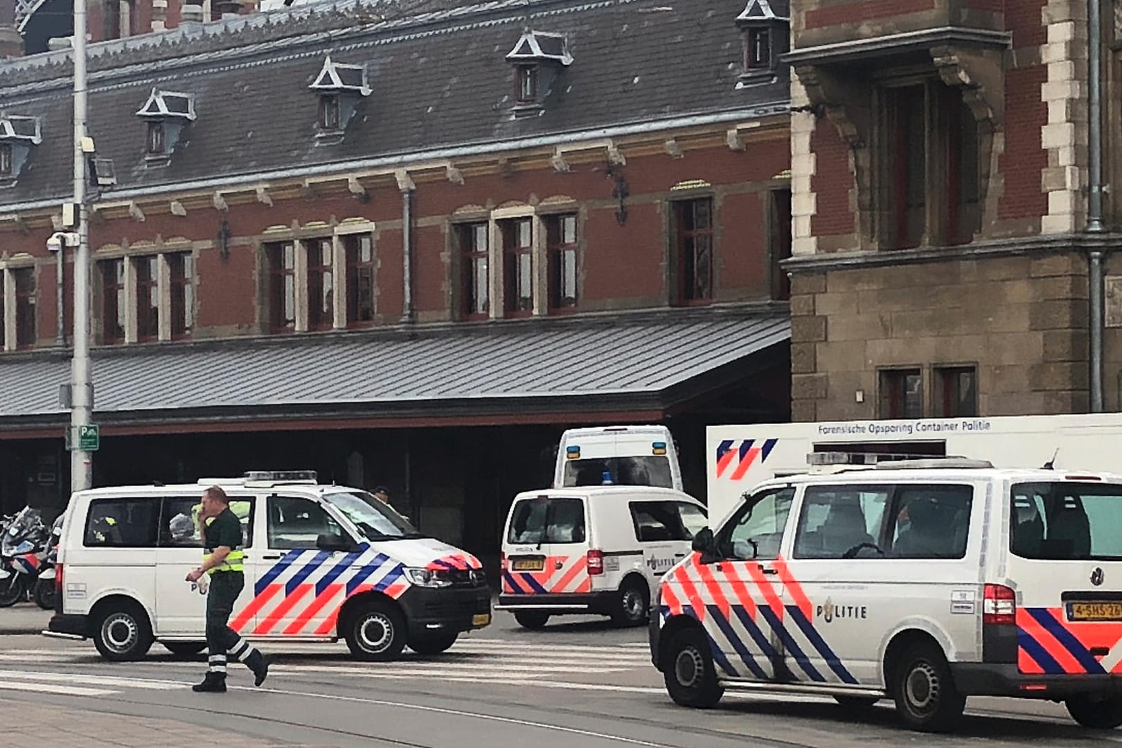 Tatort am Amsterdamer Hauptbahnhof: Der mutmaßliche Messerstecher hat eine deutsche Aufenthaltserlaubnis.