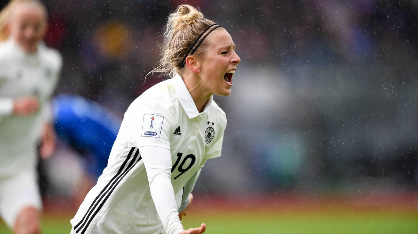 Svenja Huth jubelt: Die Stürmerin erzielte beide Treffer beim deutschen Sieg gegen Island.