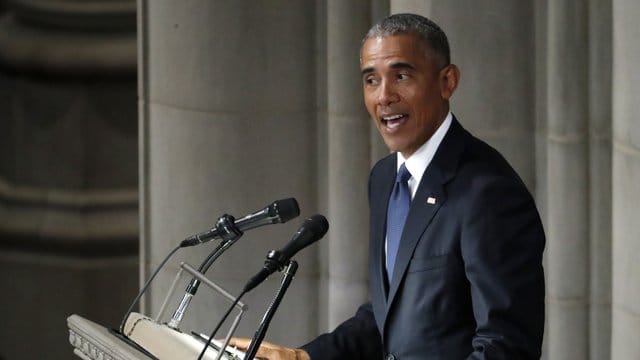 Der ehemalige US-Präsident Barack Obama spricht bei dem Gedenkgottesdienst für John McCain. Der ehemalige US-Präsident Barack Obama spricht bei dem Gedenkgottesdienst für John McCain.