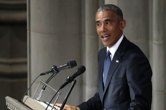 Der ehemalige US-Präsident Barack Obama spricht bei dem Gedenkgottesdienst für John McCain.