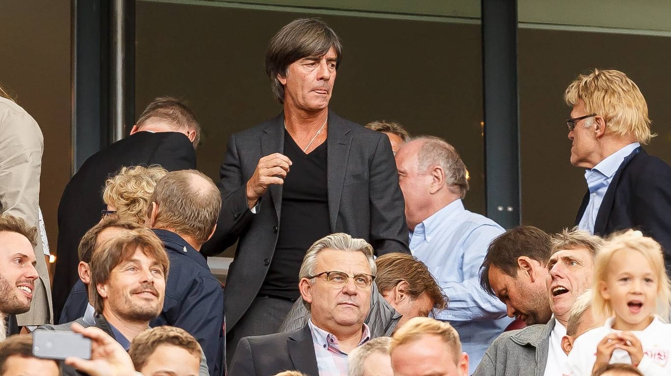 Bundestrainer Joachim Löw auf der Tribüne: Der Bundestrainer zeigte beim Bayern-Sieg keine Regung.