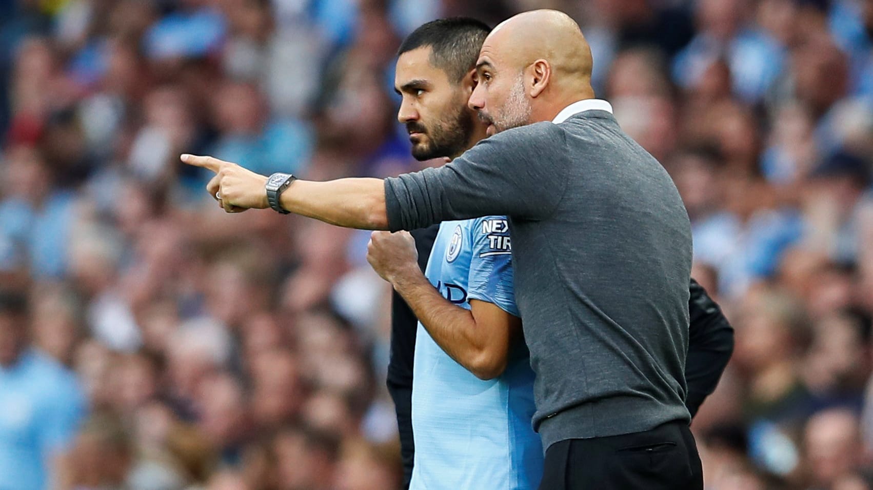 Guardiola mit Nationalspieler Ilkay Gündogan: Gegen Newcastle holte Manchester City den dritten Sieg im vierten Saisonspiel.