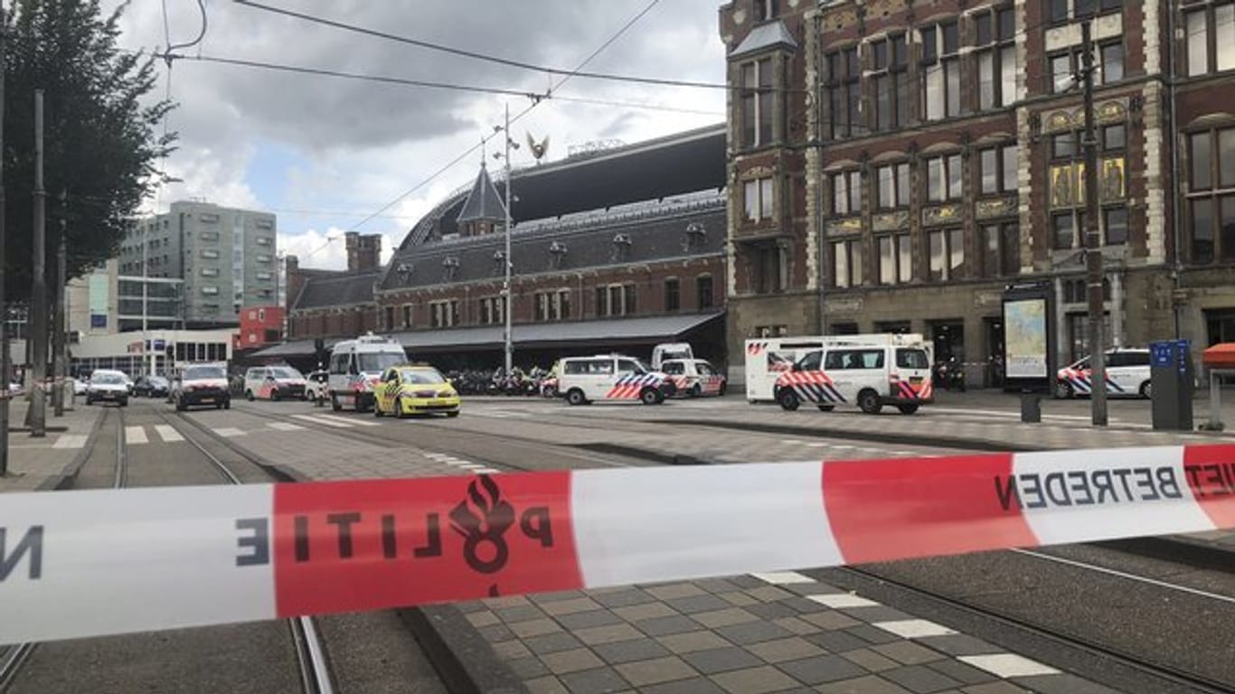 Absperrband am Amsterdamer Hauptbahnhof, wo Polizisten den 19-jährigen Angreifer niedergeschossen hatten.