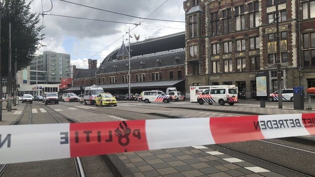 Absperrband am Amsterdamer Hauptbahnhof, wo Polizisten den 19-jährigen Angreifer niedergeschossen hatten. Absperrband am Amsterdamer Hauptbahnhof, wo Polizisten den 19-jährigen Angreifer niedergeschossen hatten.