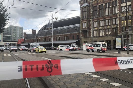 Absperrband am Amsterdamer Hauptbahnhof, wo Polizisten den 19-jährigen Angreifer niedergeschossen hatten.