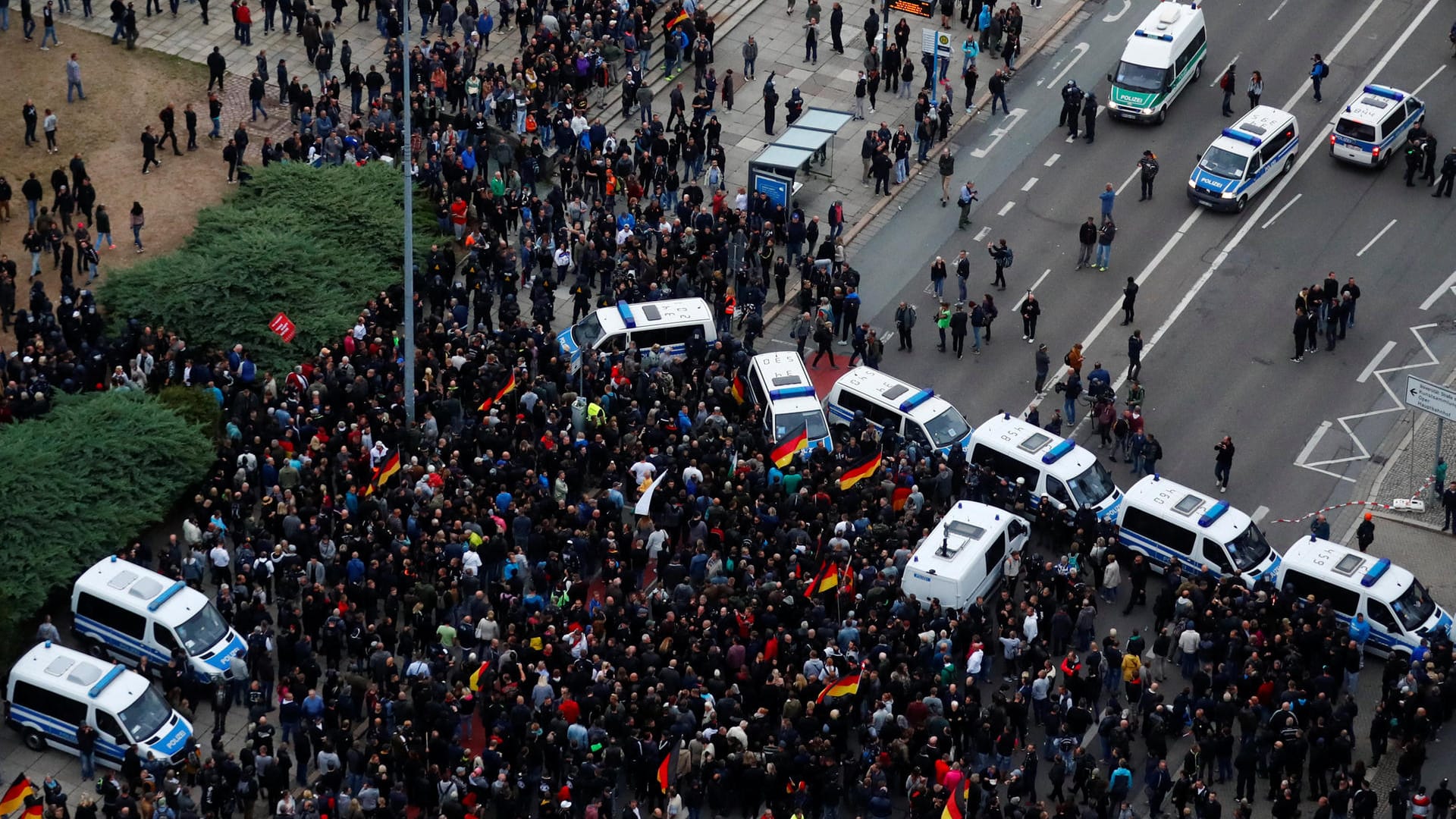 Ende: Die Polizei sperrte wegen einer Blockade auf der Strecke den weiteren Demonstrationsweg der Kundgebung von AfD und "Pro Chemnitz", Teilnehmer durchbrachen die Sperre, die Demo wurde abgebrochen.