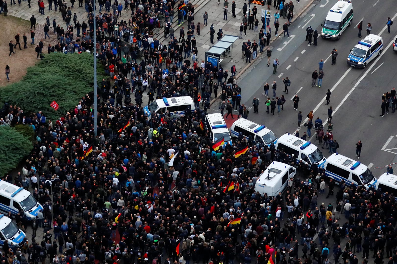 Ende: Die Polizei sperrte wegen einer Blockade auf der Strecke den weiteren Demonstrationsweg der Kundgebung von AfD und "Pro Chemnitz", Teilnehmer durchbrachen die Sperre, die Demo wurde abgebrochen.