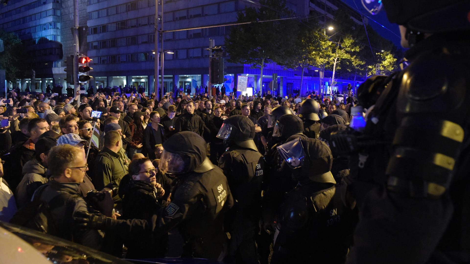 Teilnehmer der Kundgebung von AfD und "Pro Chemnitz" verharrten unter "Unrechtsstaat"- und "Wir sind das Volk"-Rufen auch nach dem Ende der Demo noch an dem Ort, bis sie an die Gedenkstätte gelassen wurden.