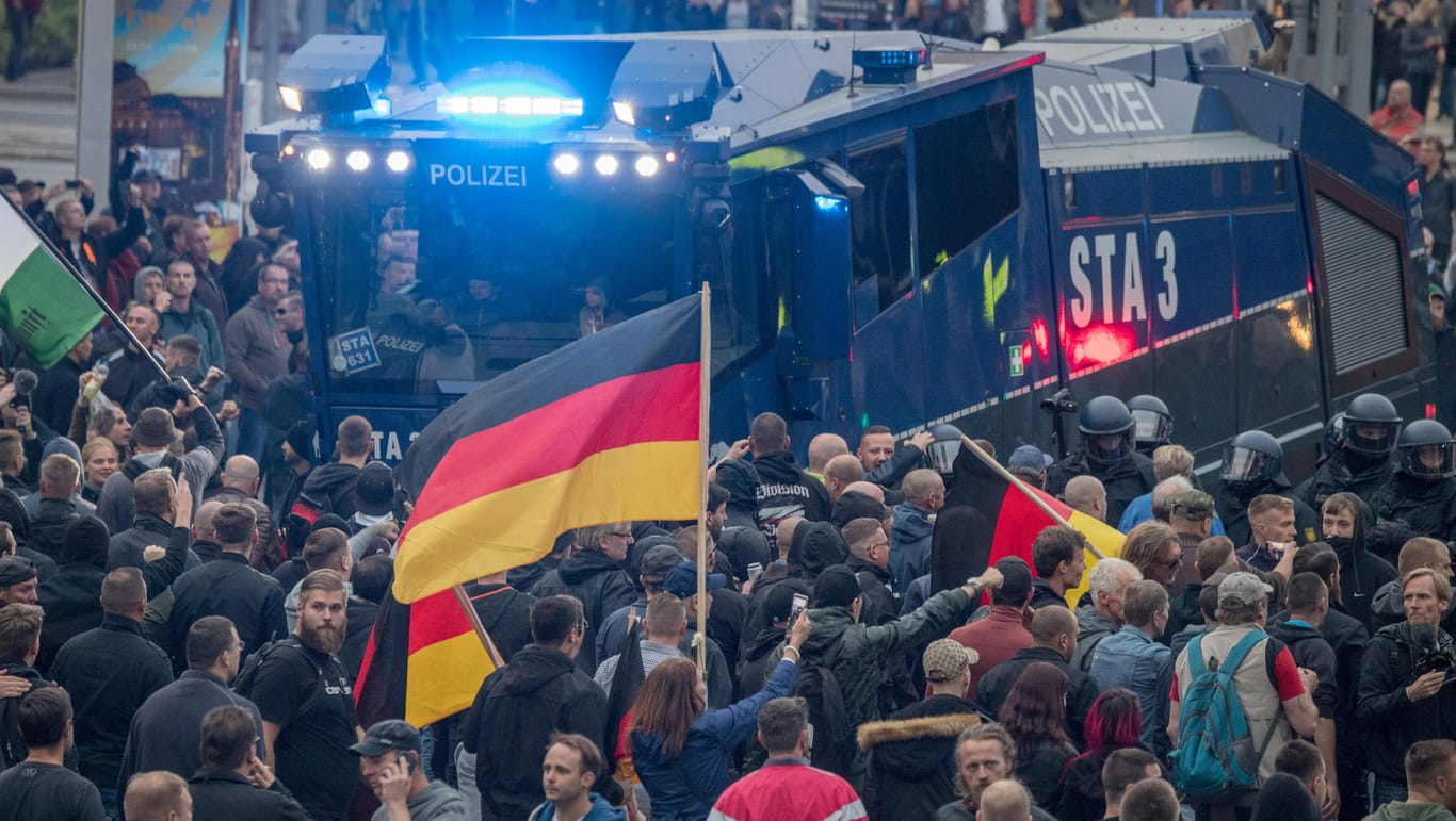 Sachsen, Chemnitz: Einer Gruppe aufgebrachter Rechter gelingt es, einen Wasserwerfer einzukesseln.