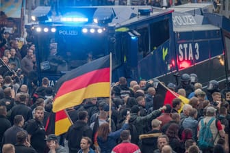 Sachsen, Chemnitz: Einer Gruppe aufgebrachter Rechter gelingt es, einen Wasserwerfer einzukesseln.