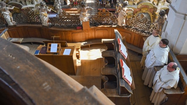 Zisterziensermönche beten im Chorgestühl der katholischen Kirche des Klosters von Neuzelle. Zisterziensermönche beten im Chorgestühl der katholischen Kirche des Klosters von Neuzelle.