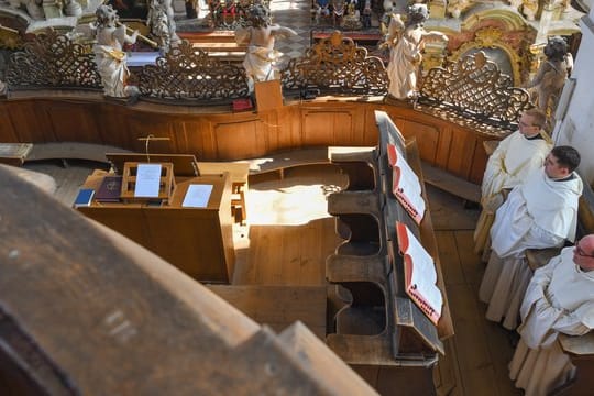 Zisterziensermönche beten im Chorgestühl der katholischen Kirche des Klosters von Neuzelle.
