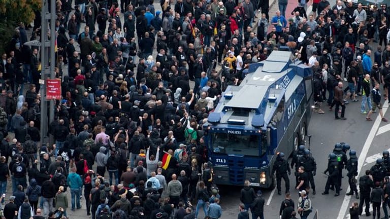 Rund 8000 Demonstranten gingen am bei den Kundgebungen von AfD, Pegida und Pro Chemnitz auf die Straße.