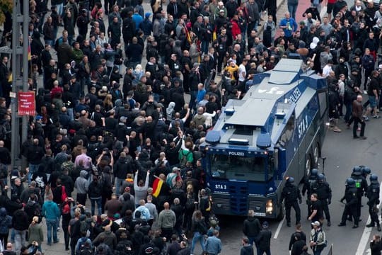 Rund 8000 Demonstranten gingen am bei den Kundgebungen von AfD, Pegida und Pro Chemnitz auf die Straße.