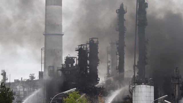 Zehn Menschen wurden bei der Explosion und einem anschließenden Großbrand verletzt. Zehn Menschen wurden bei der Explosion und einem anschließenden Großbrand verletzt.