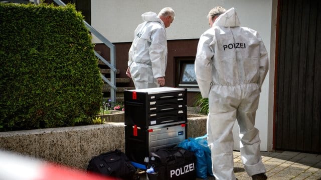 Polizisten der Spurensicherung vor dem Haus, in dem der Siebenjährige tot aufgefunden wurde.