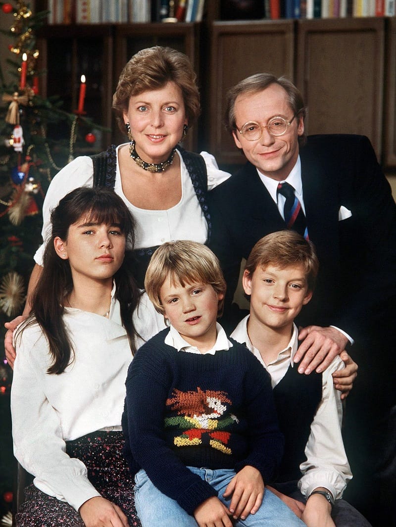 Die Familie Beimer: Tochter Marion, Mutter Helga, Vater Hans und die Söhne Klausi und Benny Beimer.