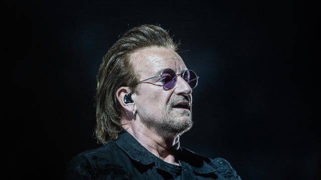 Bono während seines ersten Konzerts am Freitagabend in Berlin.
