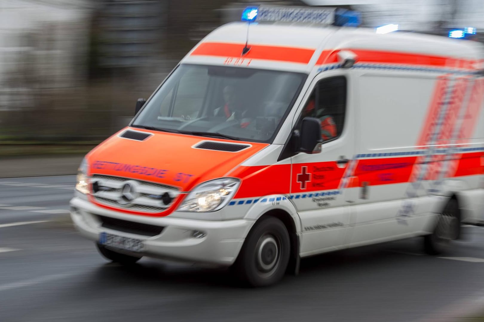 Rettungsdienst im Einsatz (Symbolbild): Eine 49-Jährige war am Samstag in einen Autounfall verwickelt. Die Polizei sucht nun Zeugen.