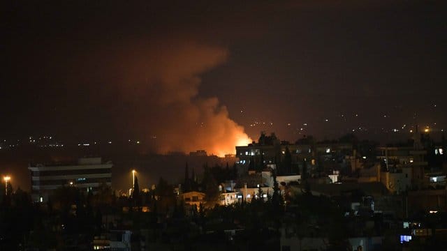 Feuer und Rauch steigen über dem Militärflughafen Al-Meseh bei Damaskus auf. Feuer und Rauch steigen über dem Militärflughafen Al-Meseh bei Damaskus auf.