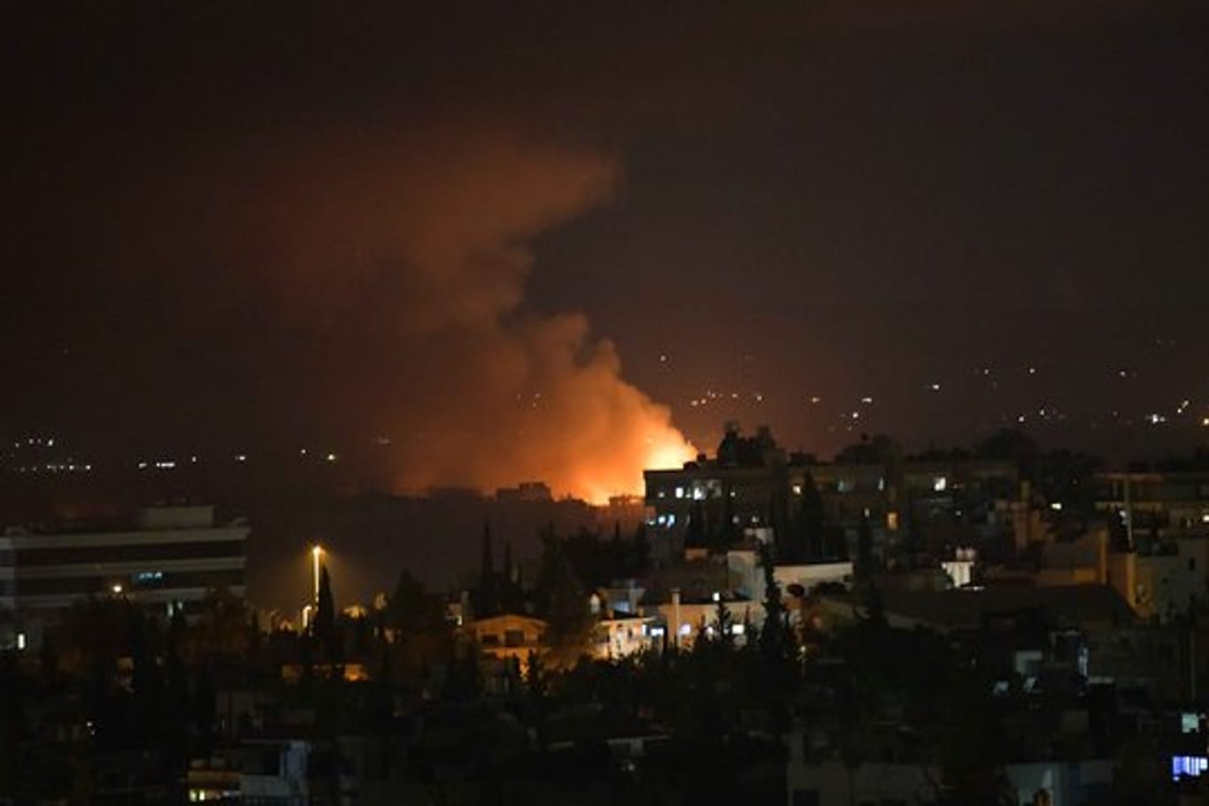 Feuer und Rauch steigen über dem Militärflughafen Al-Meseh bei Damaskus auf.