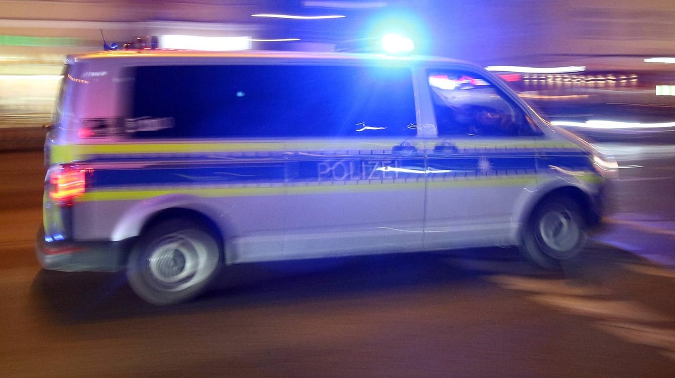Einsatzwagen der Polzei im nächtlichen Einsatz (Symbolbild): Eine kleine Gruppe Studenten aus Aserbaidschan wurden am Samstagabend von zwei Personen in Rostock erst fremdenfeindlich beschimpft und dann mit einem Knüppel attackiert.