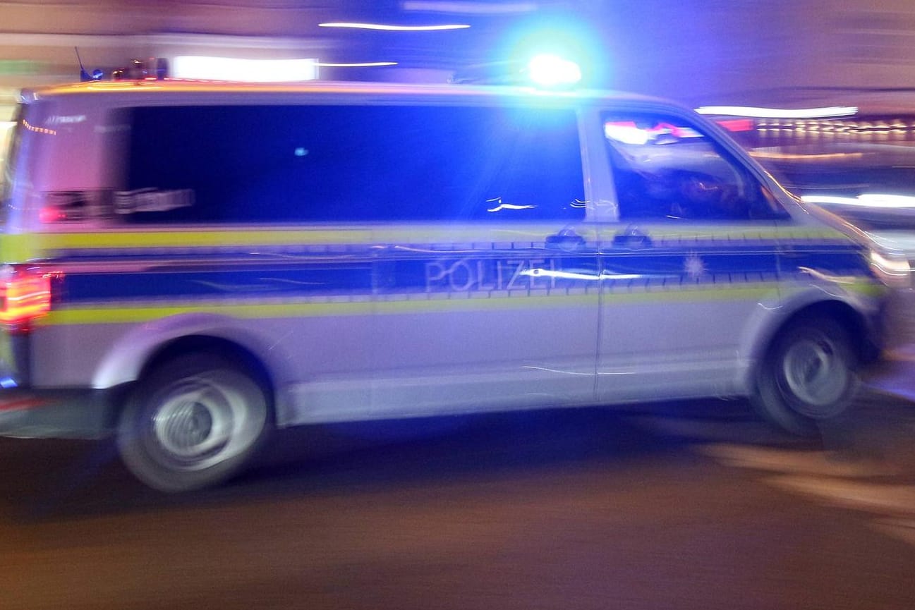 Einsatzwagen der Polzei im nächtlichen Einsatz (Symbolbild): Eine kleine Gruppe Studenten aus Aserbaidschan wurden am Samstagabend von zwei Personen in Rostock erst fremdenfeindlich beschimpft und dann mit einem Knüppel attackiert.