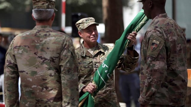 Der neue Oberbefehlshaber erhält während der Führungswechselzeremonie die Flagge der Nato-Mission "Resolute Support". Der neue Oberbefehlshaber erhält während der Führungswechselzeremonie die Flagge der Nato-Mission "Resolute Support".