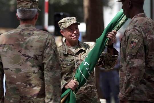 Der neue Oberbefehlshaber erhält während der Führungswechselzeremonie die Flagge der Nato-Mission "Resolute Support".