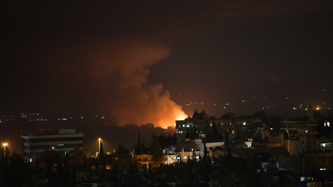Feuer und Rauch steigen über dem Militärflughafen Al-Meseh in der westlichen Mazzeh Nachbarschaft von Damaskus: Der Militärflughafen Al-Meseh in der Nähe der syrischen Hauptstadt Damaskus ist in der Nacht zum Sonntag (02.09.2018) von mehreren Explosionen erschüttert worden.