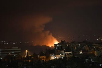 Feuer und Rauch steigen über dem Militärflughafen Al-Meseh in der westlichen Mazzeh Nachbarschaft von Damaskus: Der Militärflughafen Al-Meseh in der Nähe der syrischen Hauptstadt Damaskus ist in der Nacht zum Sonntag (02.09.2018) von mehreren Explosionen erschüttert worden.