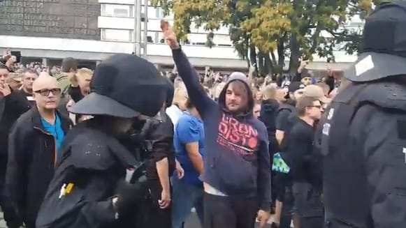 Chemnitz: Ein Video zeigt einen Demonstranten beim Hitlergruß.