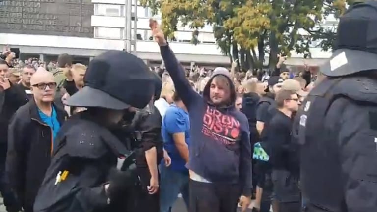 Chemnitz: Ein Video zeigt einen Demonstranten beim Hitlergruß.
