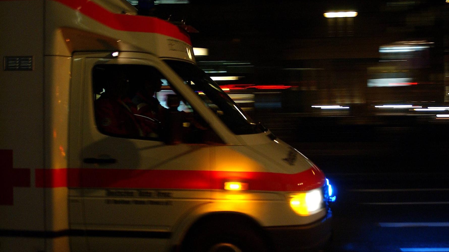 Rettungswagen im nächtlichen Einsatz (Symbolbild): Ein junger Mann ist am Samstagabend mit seinem Wagen im Westerwald von der Straße abgekommen und ist bei dem Unfall tödlich verunglückt.