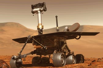 Das NASA-Handout zeigt eine Abbildung des Mars-Rovers "Opportunity" (Archivbild): Im Juni ist der Rover in einen Staubsturm geraten – seitdem bestand Funkstille zwischen ihm und den Forschern der Nasa. Jetzt scheint sich der Himmel über dem Mars aufzuklären.