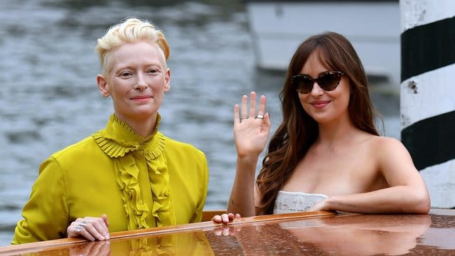 Die Schauspielerinnen Tilda Swinton (l) und Dakota Johnson am Lido Beach.