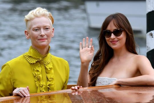 Die Schauspielerinnen Tilda Swinton (l) und Dakota Johnson am Lido Beach.