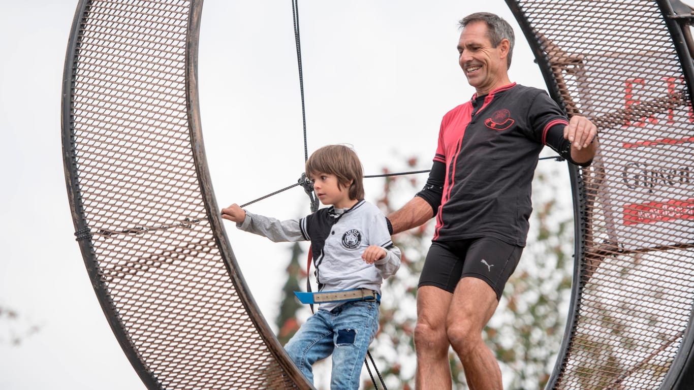 Der Schweizer Hochseilartist Freddy Nock mit seinem Sohn im Todesrad: Der Akrobat stellte seinen eigenen Weltrekord ein.