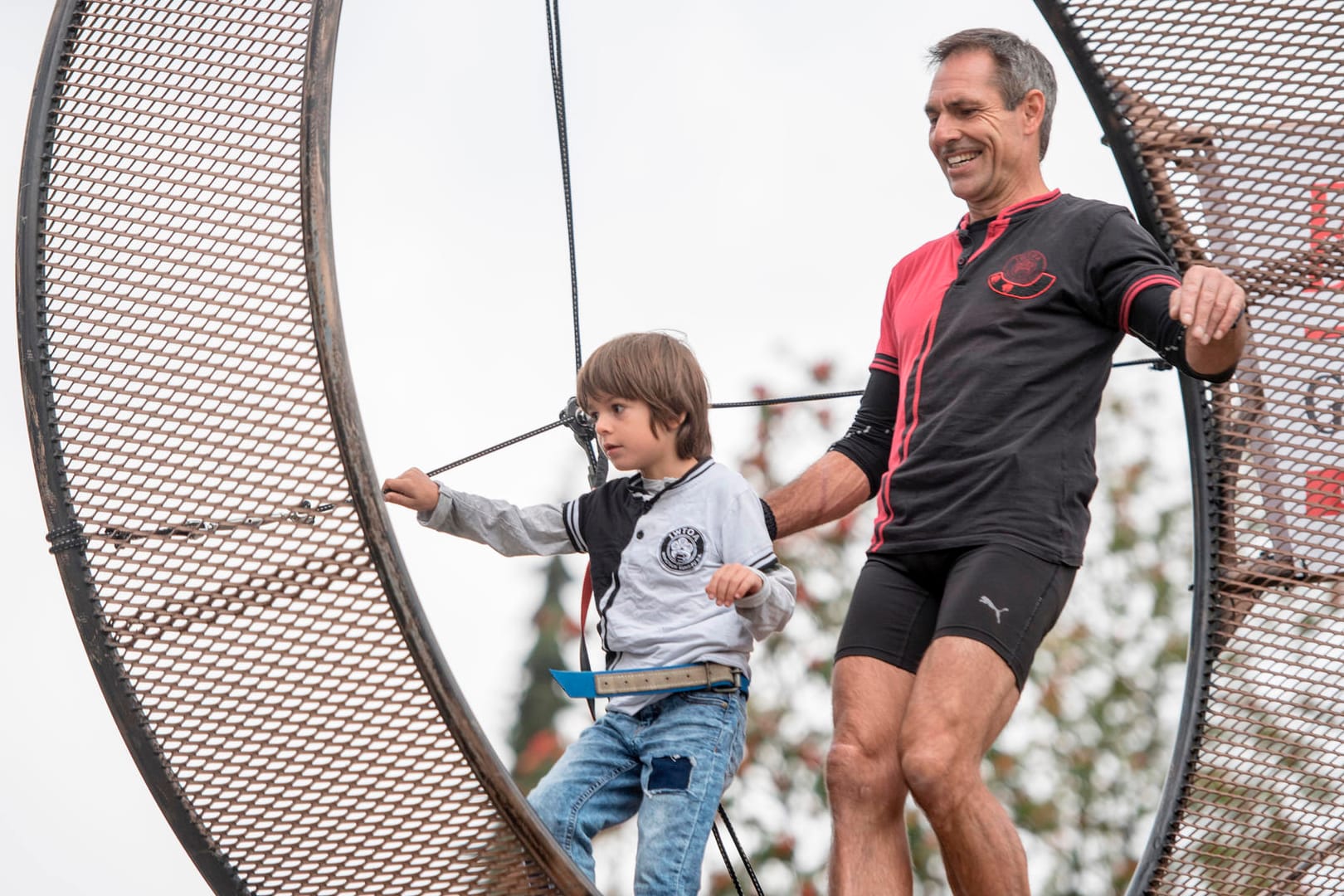 Der Schweizer Hochseilartist Freddy Nock mit seinem Sohn im Todesrad: Der Akrobat stellte seinen eigenen Weltrekord ein.
