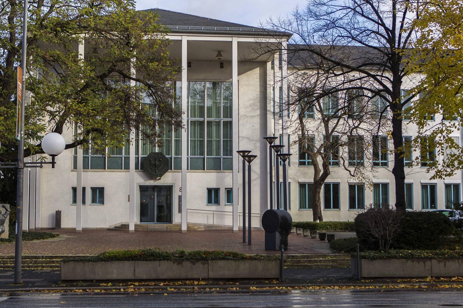 Der Bundesrechnungshof in Bonn (Archivbild): In einem neuen 60-seitigen Bericht wirft der Bundesrechnungshof der Regierung schwere Versäumnisse in der Kontrolle des Bundesamtes für Migration und Flüchtlinge vor.