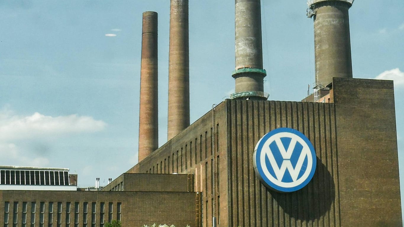 VW- Konzernzentrale in Wolfsburg (Archivbild): Nach dem Skandal um Manipulationen der Abgaswerte bei Dieselfahrzeugen kommt nun ans Licht, dass auch Benziner von den Manipulationen betroffen sind.