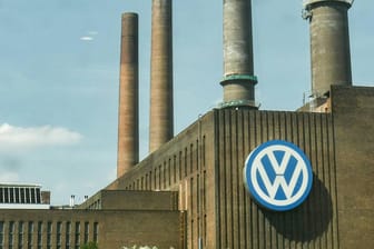 VW- Konzernzentrale in Wolfsburg (Archivbild): Nach dem Skandal um Manipulationen der Abgaswerte bei Dieselfahrzeugen kommt nun ans Licht, dass auch Benziner von den Manipulationen betroffen sind.