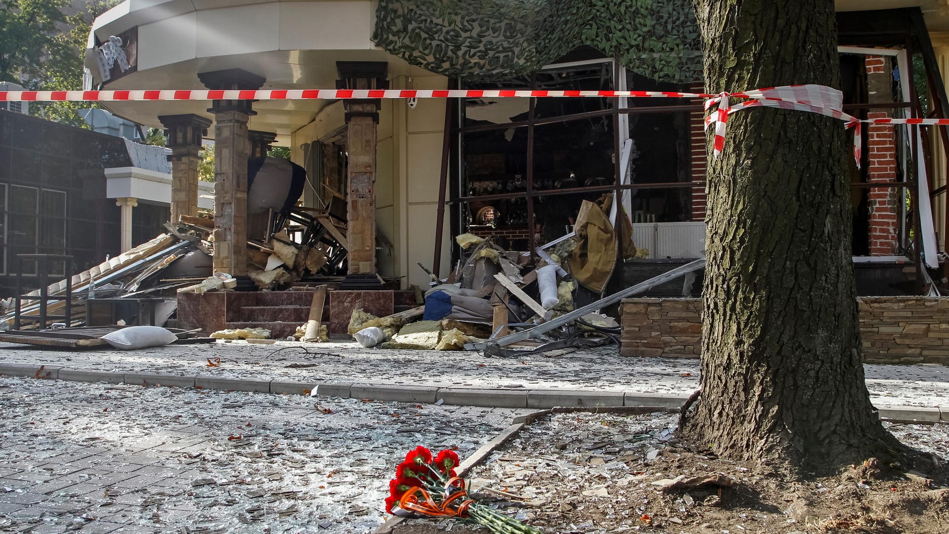 Das zerstörte Café: Die Explosion tötete Sachartschenko und verletzte viele weitere Menschen.